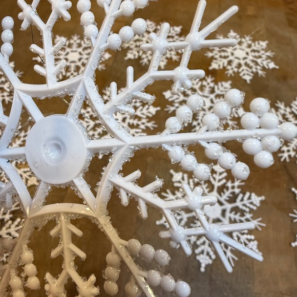Vintage 1970’s White Plastic Snowflake Gliter Ornaments Set of 12 - Picture 11 of 12